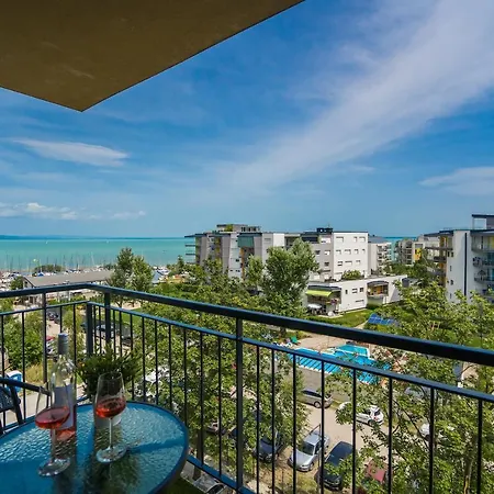 Cadet 505 - Panorámás Balaton-parti Apartamento *